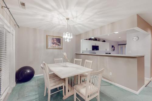 Sea Colony - 53010 Lakeshore