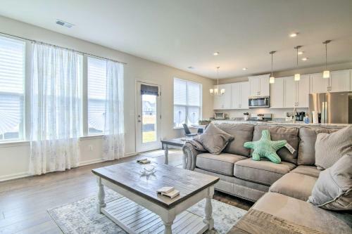 Modern Retreat With Pool Access And 4 Mi To Beach