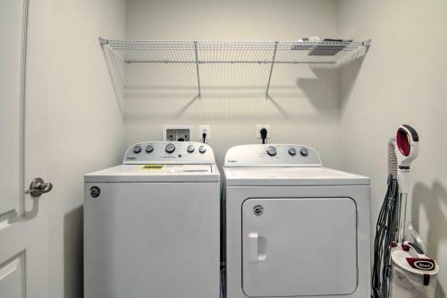 Modern Retreat With Pool Access And 4 Mi To Beach