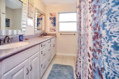 Apollo Beach Home With Pool, Room To Entertain, Pet Friendly! Home