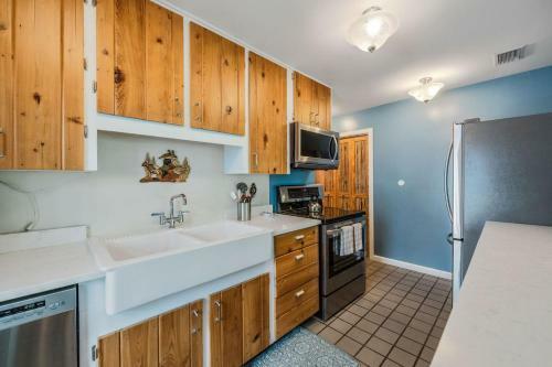 Sweet Melissa's Beach House By Ami Locals