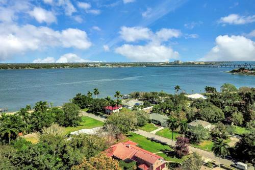 Estately Gardens At Fogarty Point