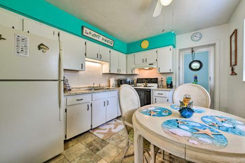 Lighthouse Cottage - Pet Friendly Bradenton Home