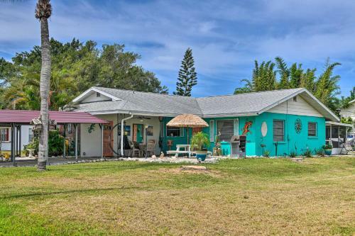 Lighthouse Cottage - Pet Friendly Bradenton Home