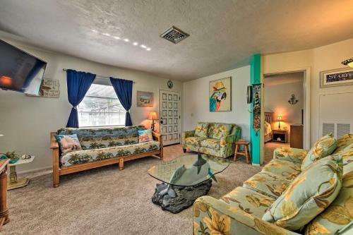 Lighthouse Cottage - Pet Friendly Bradenton Home