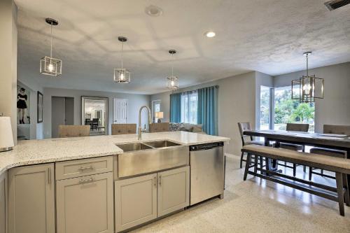 Canal Front Bradenton Home - 2 Miles To Beach