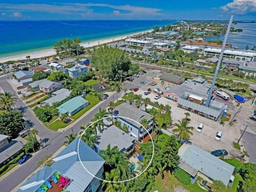 Perfect Beach Retreat Pool Condo Located Between The Marina And Beach