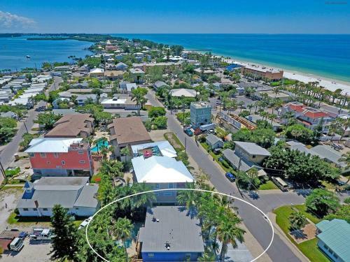 Perfect Beach Retreat Pool Condo Located Between The Marina And Beach