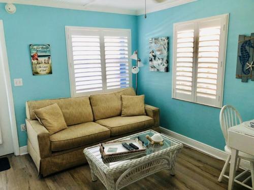 Perfect Beach Retreat Pool Condo Located Between The Marina And Beach