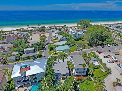Perfect Beach Retreat Pool Condo Located Between The Marina And Beach