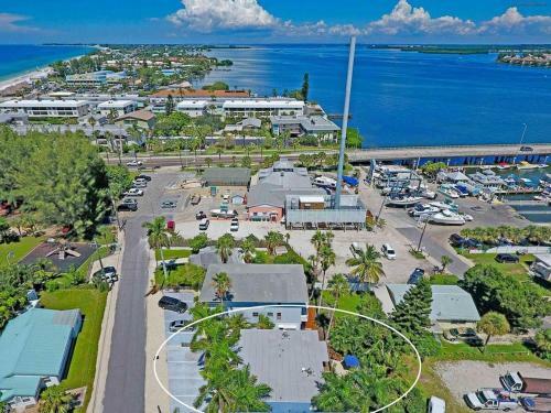 Perfect Beach Retreat Pool Condo Located Between The Marina And Beach