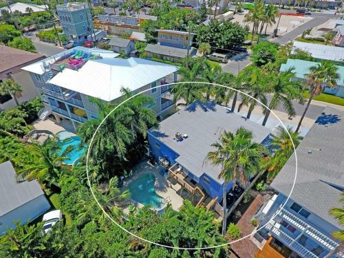 Perfect Beach Retreat Pool Condo Located Between The Marina And Beach