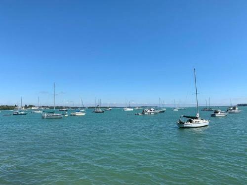 Perfect Beach Retreat Pool Condo Located Between The Marina And Beach