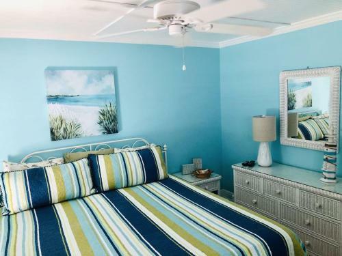 Perfect Beach Retreat Pool Condo Located Between The Marina And Beach