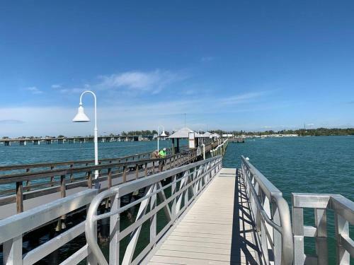 Perfect Beach Retreat Pool Condo Located Between The Marina And Beach