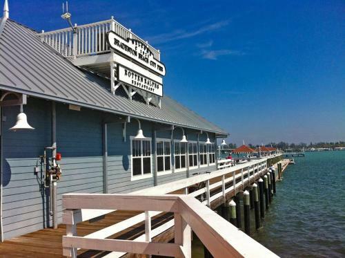 Perfect Beach Retreat Pool Condo Located Between The Marina And Beach