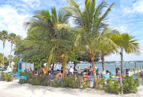 Perfect Beach Retreat Pool Condo Located Between The Marina And Beach