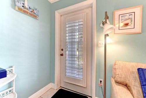 Perfect Beach Retreat Pool Condo Located Between The Marina And Beach