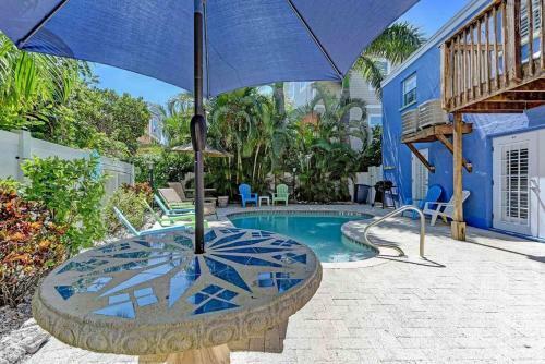 Perfect Beach Retreat Pool Condo Located Between The Marina And Beach