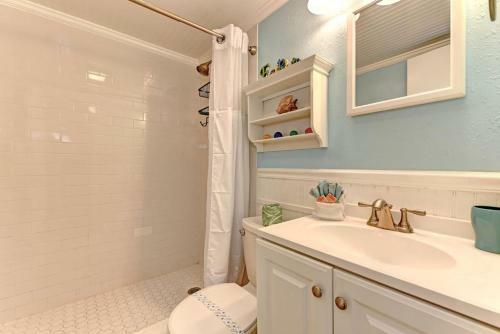 Perfect Beach Retreat Pool Condo Located Between The Marina And Beach