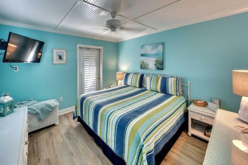 Perfect Beach Retreat Pool Condo Located Between The Marina And Beach