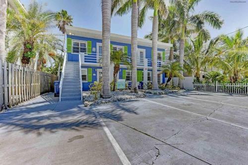 Perfect Beach Retreat Pool Condo Located Between The Marina And Beach