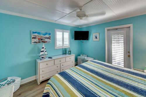 Perfect Beach Retreat Pool Condo Located Between The Marina And Beach