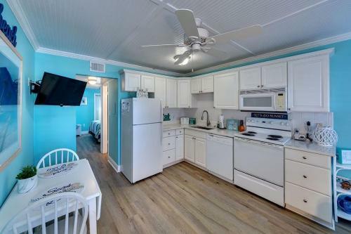 Perfect Beach Retreat Pool Condo Located Between The Marina And Beach