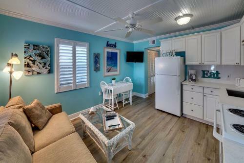 Perfect Beach Retreat Pool Condo Located Between The Marina And Beach
