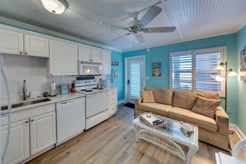 Perfect Beach Retreat Pool Condo Located Between The Marina And Beach