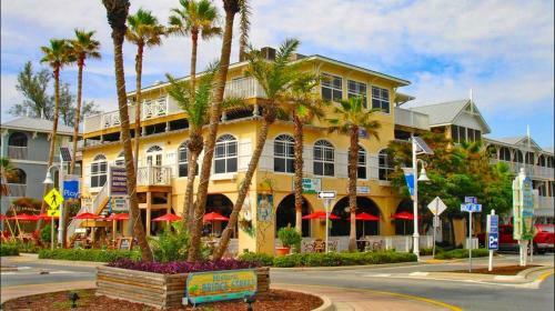 Perfect Beach Retreat Pool Condo Located Between The Marina And Beach