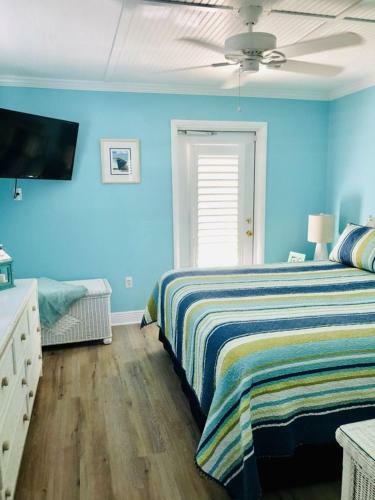Perfect Beach Retreat Pool Condo Located Between The Marina And Beach