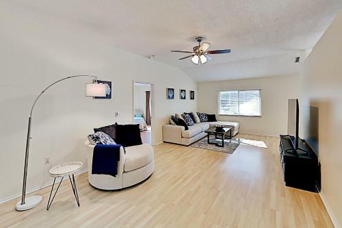 Pristine Home-screened Lanai & Private Pool Home