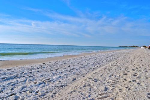 Paradise Beach - East 2414