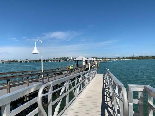 Ideal Beach Hideaway Pool Condo Located Between The Island Marina And Beach