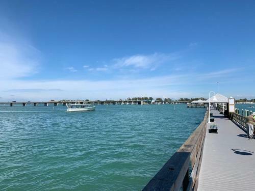 Ideal Beach Hideaway Pool Condo Located Between The Island Marina And Beach