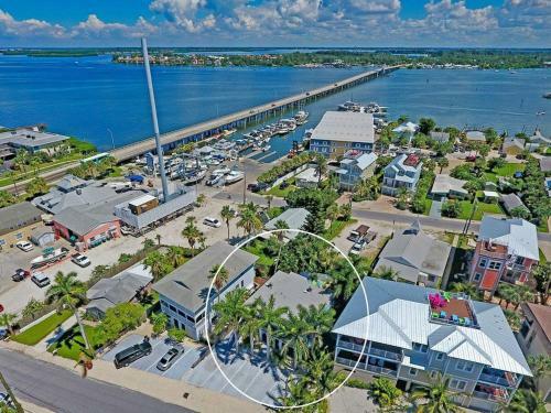 Ideal Beach Hideaway Pool Condo Located Between The Island Marina And Beach