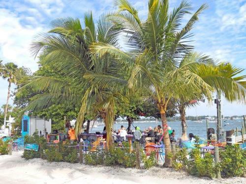 Ideal Beach Hideaway Pool Condo Located Between The Island Marina And Beach