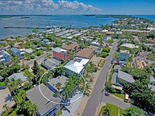 Ideal Beach Hideaway Pool Condo Located Between The Island Marina And Beach