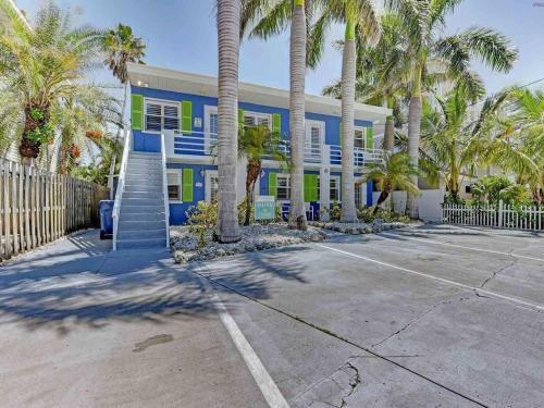 Ideal Beach Hideaway Pool Condo Located Between The Island Marina And Beach
