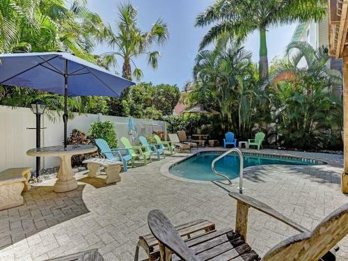 Ideal Beach Hideaway Pool Condo Located Between The Island Marina And Beach