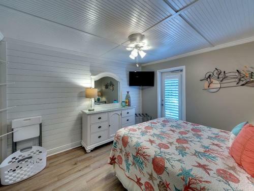 Ideal Beach Hideaway Pool Condo Located Between The Island Marina And Beach