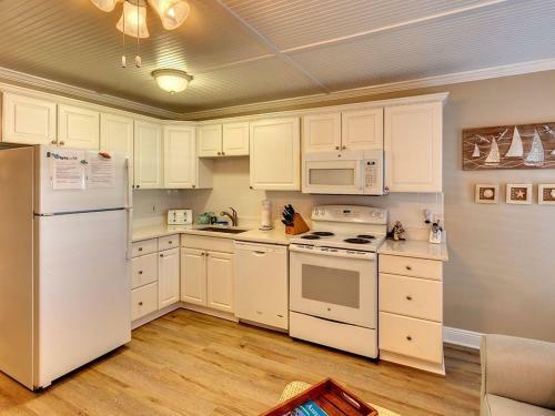 Ideal Beach Hideaway Pool Condo Located Between The Island Marina And Beach