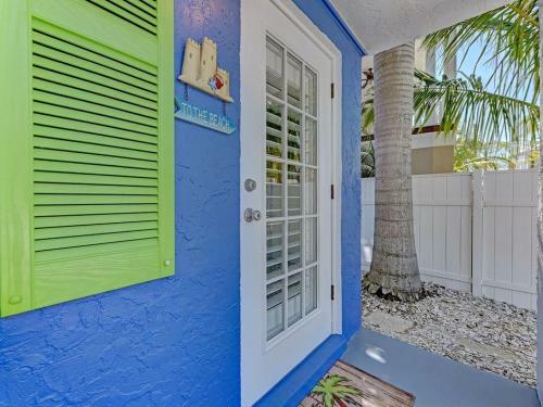 Ideal Beach Hideaway Pool Condo Located Between The Island Marina And Beach