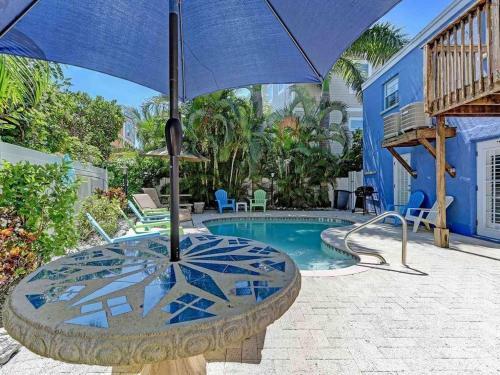 Ideal Beach Hideaway Pool Condo Located Between The Island Marina And Beach