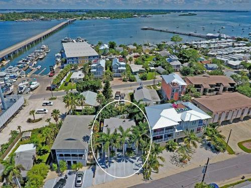 Ideal Beach Hideaway Pool Condo Located Between The Island Marina And Beach