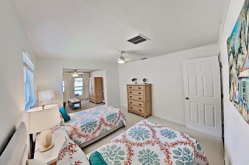Luxe Waterfront Home With Private Dock & Pool! Home