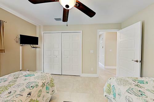 Canal-front Getaway - Boat Dock & Heated Pool Home
