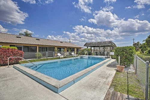 Apartamento Cape Coral Condo With Community Pool, Tiki Bar!