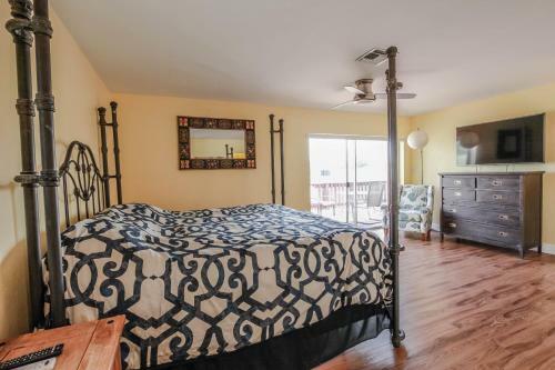 Gulf Access #a 3 Bedroom W/ Heated Pool